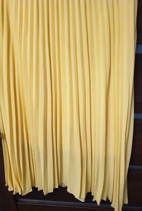 Żółta plisowana sukienka koktailowa z białym kołnierzykiem na wesele,k