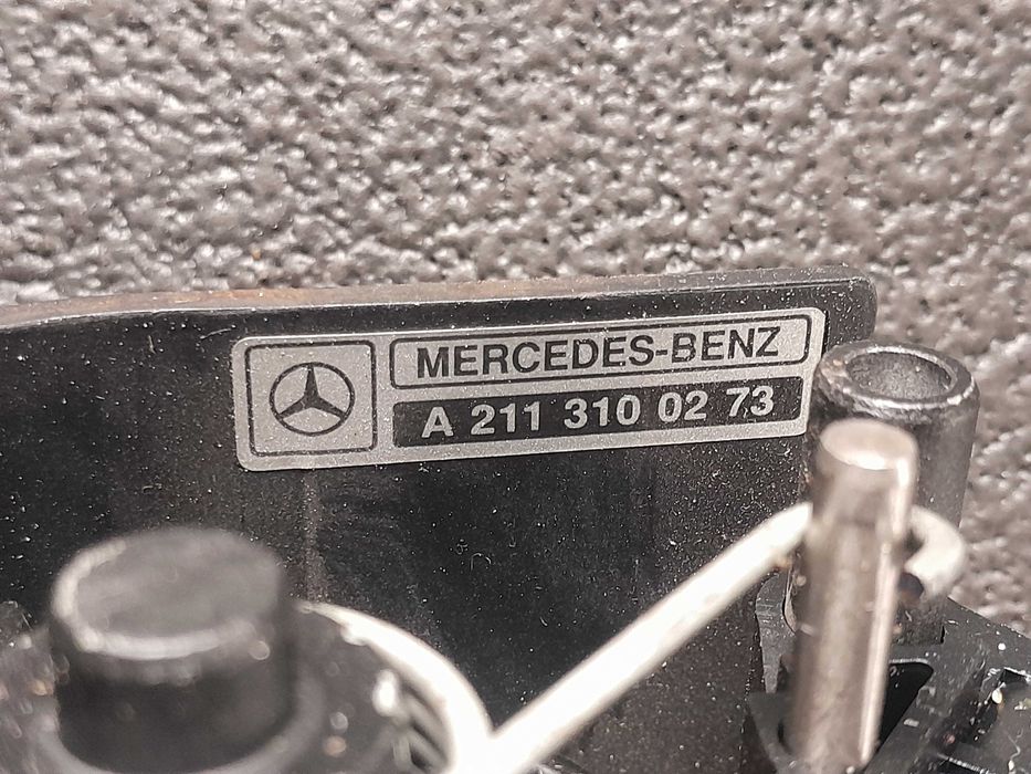 Mercedes W211 Kombi Przycisk Przełącznik Haka Holowniczego
