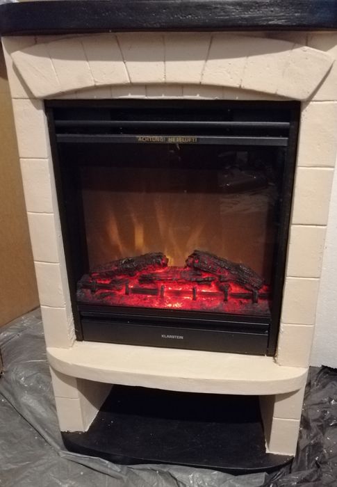 Kominek elektryczny Klarstein Carinthia, moc od 900 do 1800W.pilot