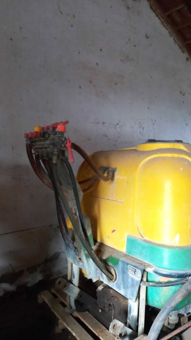 Vendo  pulveridor 600l e bateria  de pulverizador filtragem