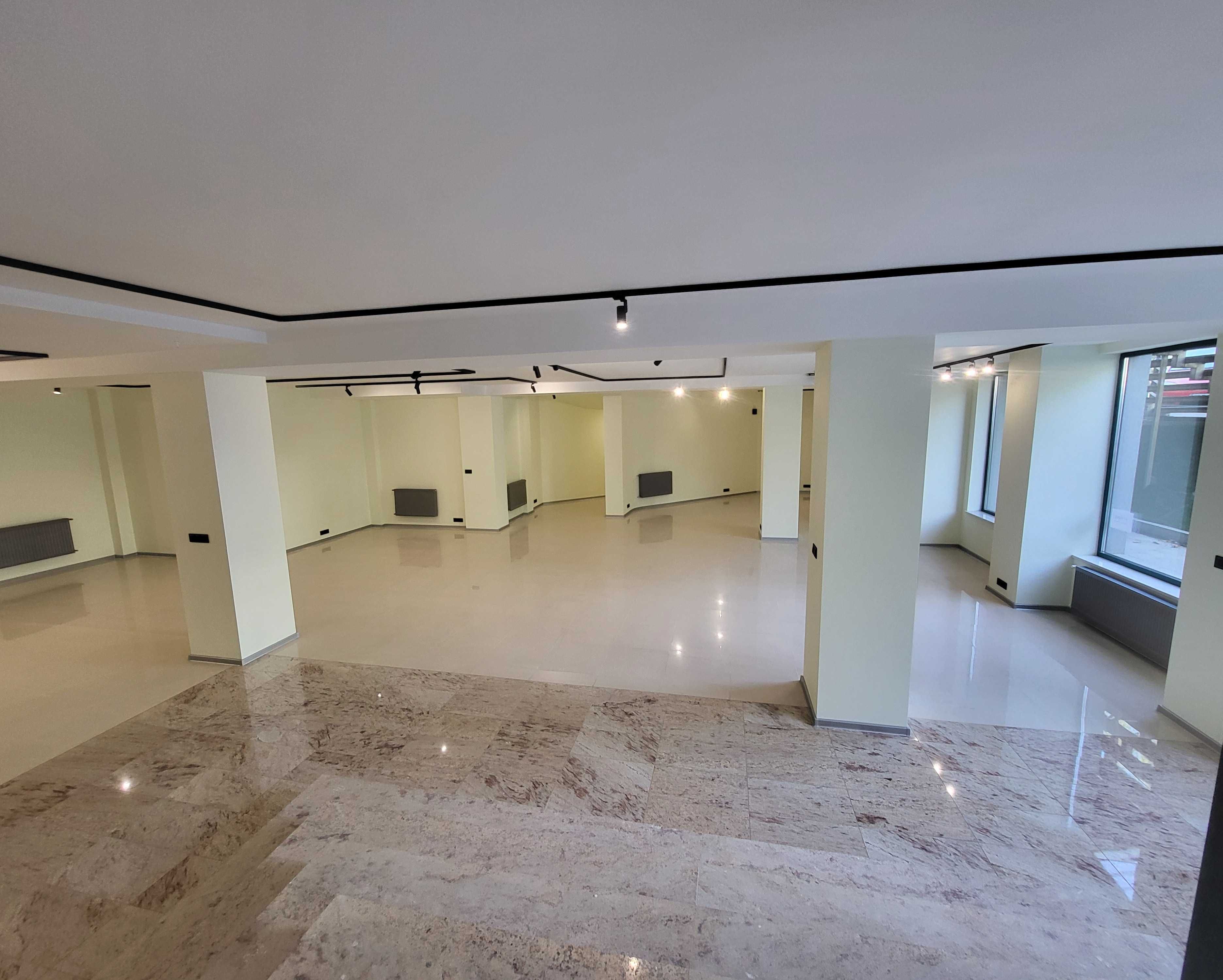 Lokal nr 8. Ścisłe centrum Tomaszowa. Wejście prosto z ulicy P.O.W. 17