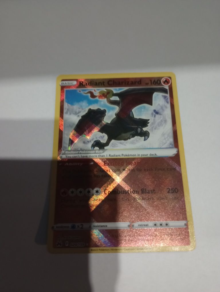 Karta Radiant charizard pokemon z serii crown zenith