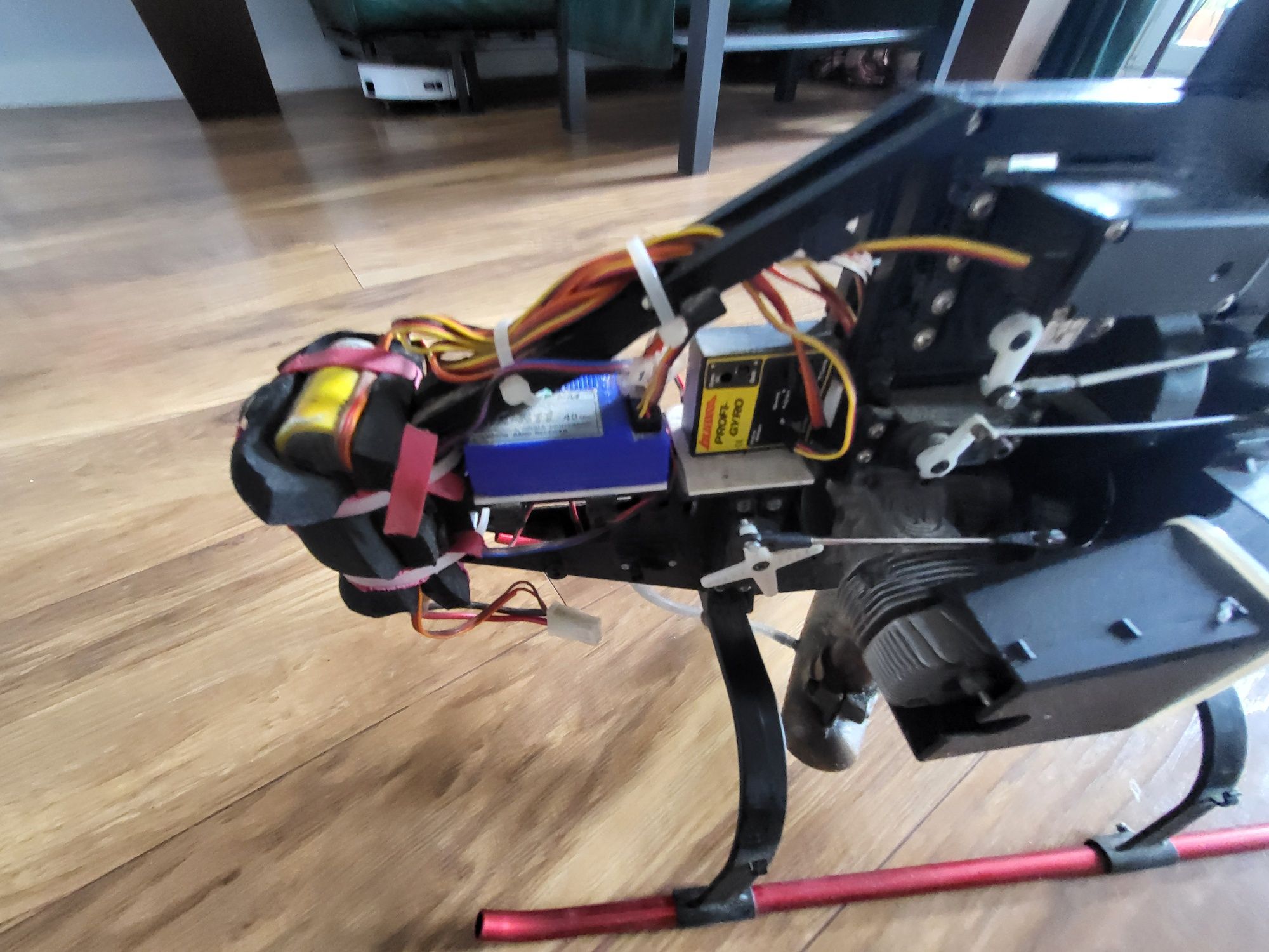 Model helikoptera RC spalinowego