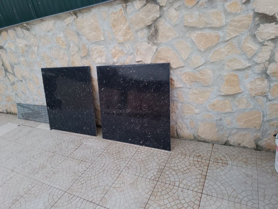 Azulejos grandes preto..