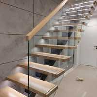 schody  jednobelkowe na konstr stalowej balustrady szklane