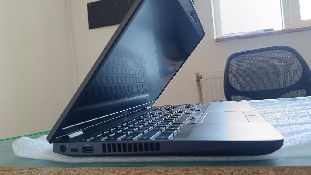 Ноутбук Dell latitude e5501