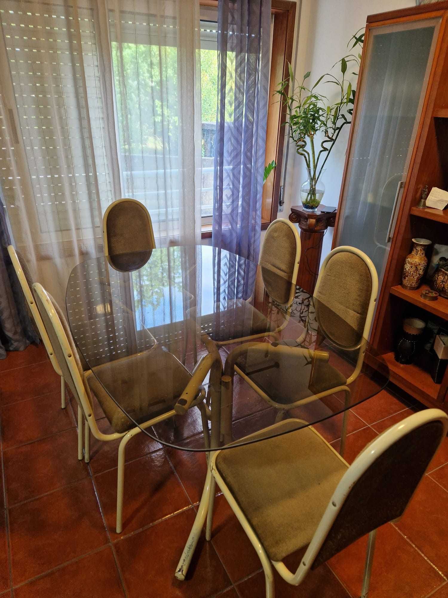 Mesa com tampo em vidro e seis cadeiras