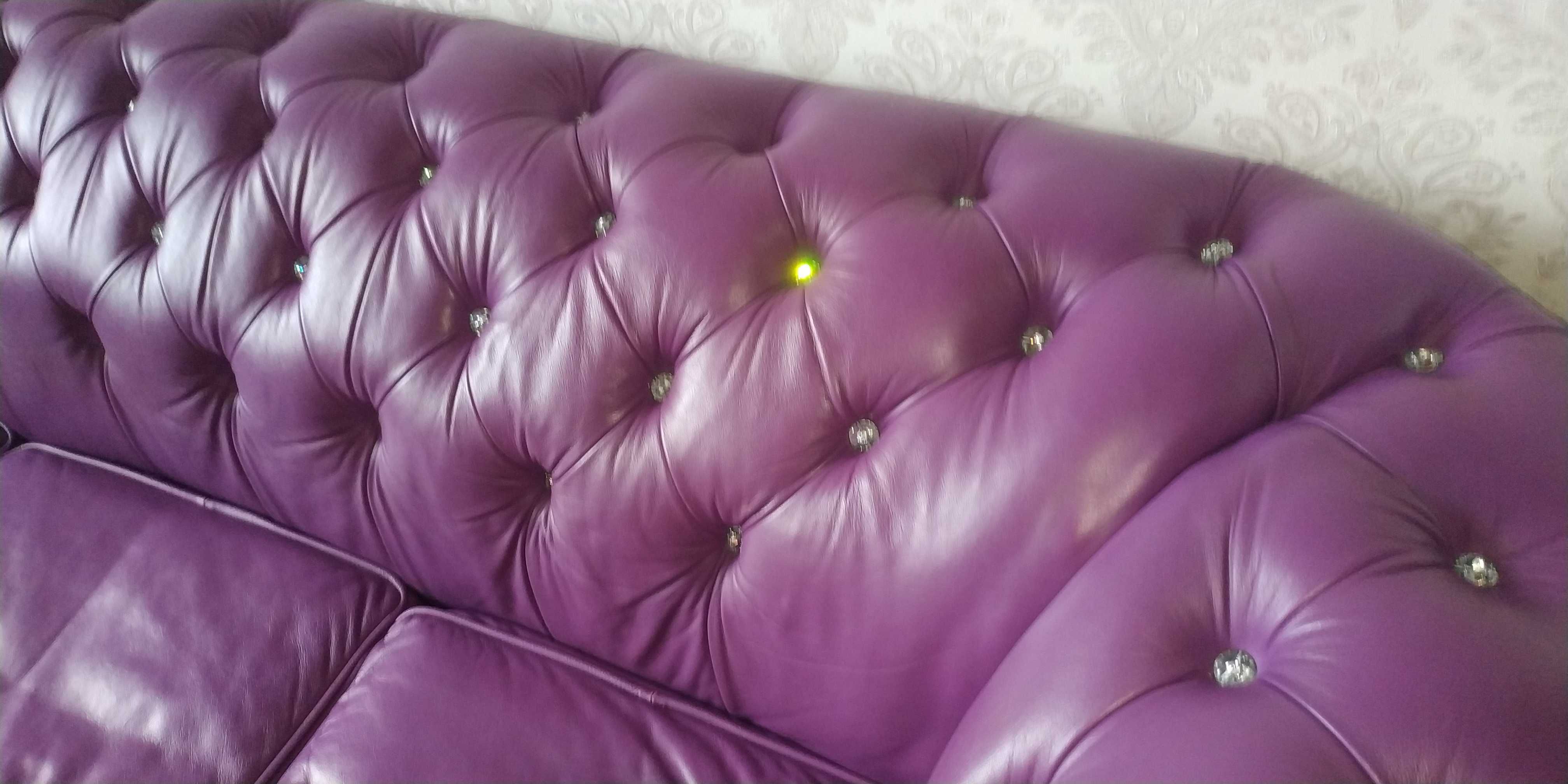 Skórzana sofa Chesterfield z funkcją spania wykończona kryształkami