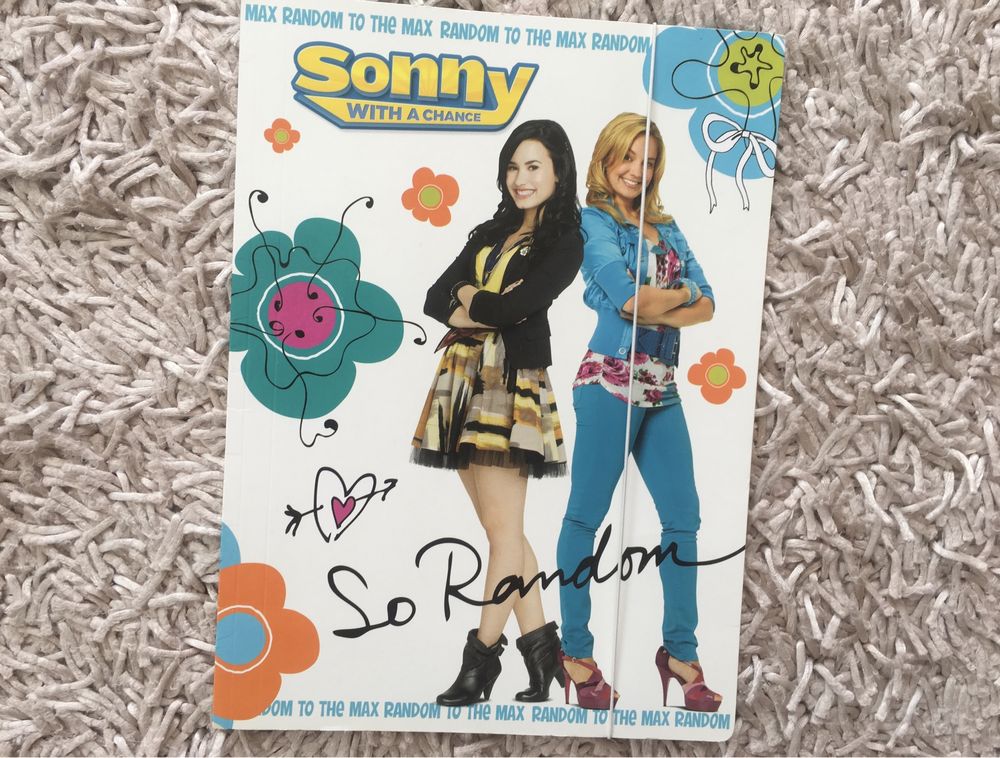 Teczka A4 z gumką Disney z serialu „Słoneczna Sonny” Demi Lovato