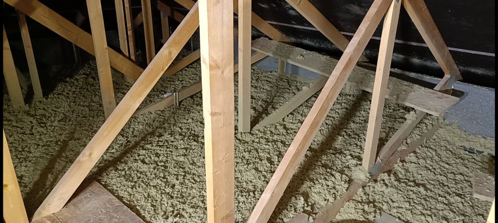 Ocieplenie wdmuchiwaną wełną skalną poddasza stropu wiązarowego l