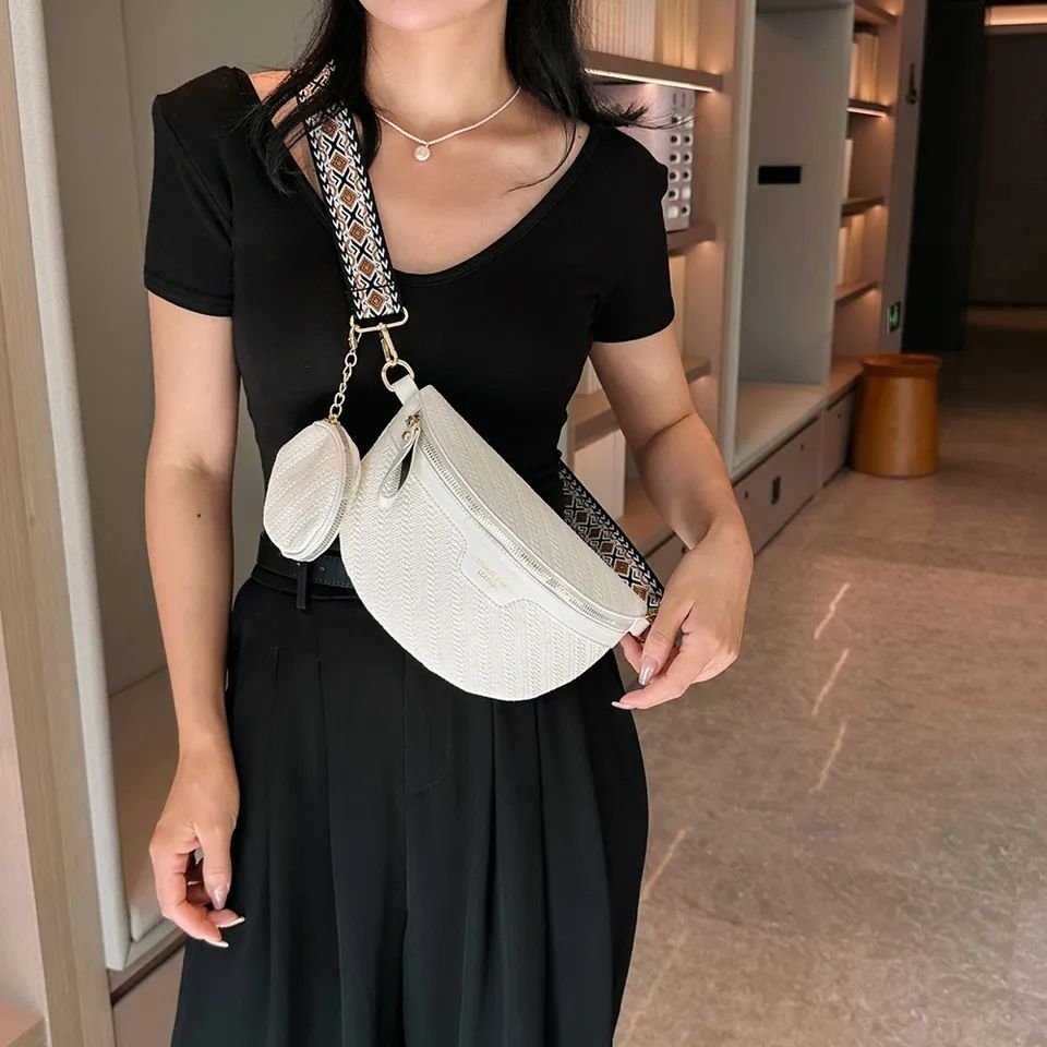 Женская сумка через плечо белого цвета