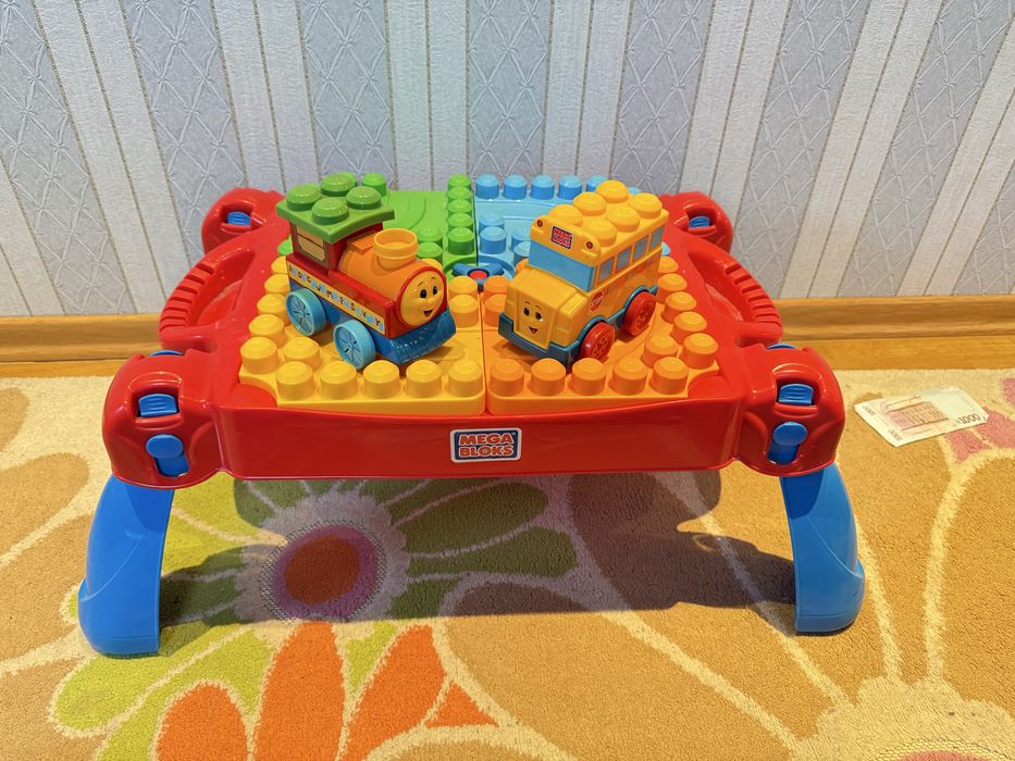Megabloks стіл + 2 поїзда