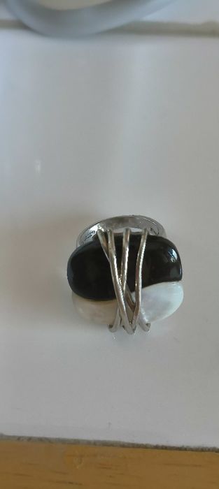 Anel em prata preto e branco