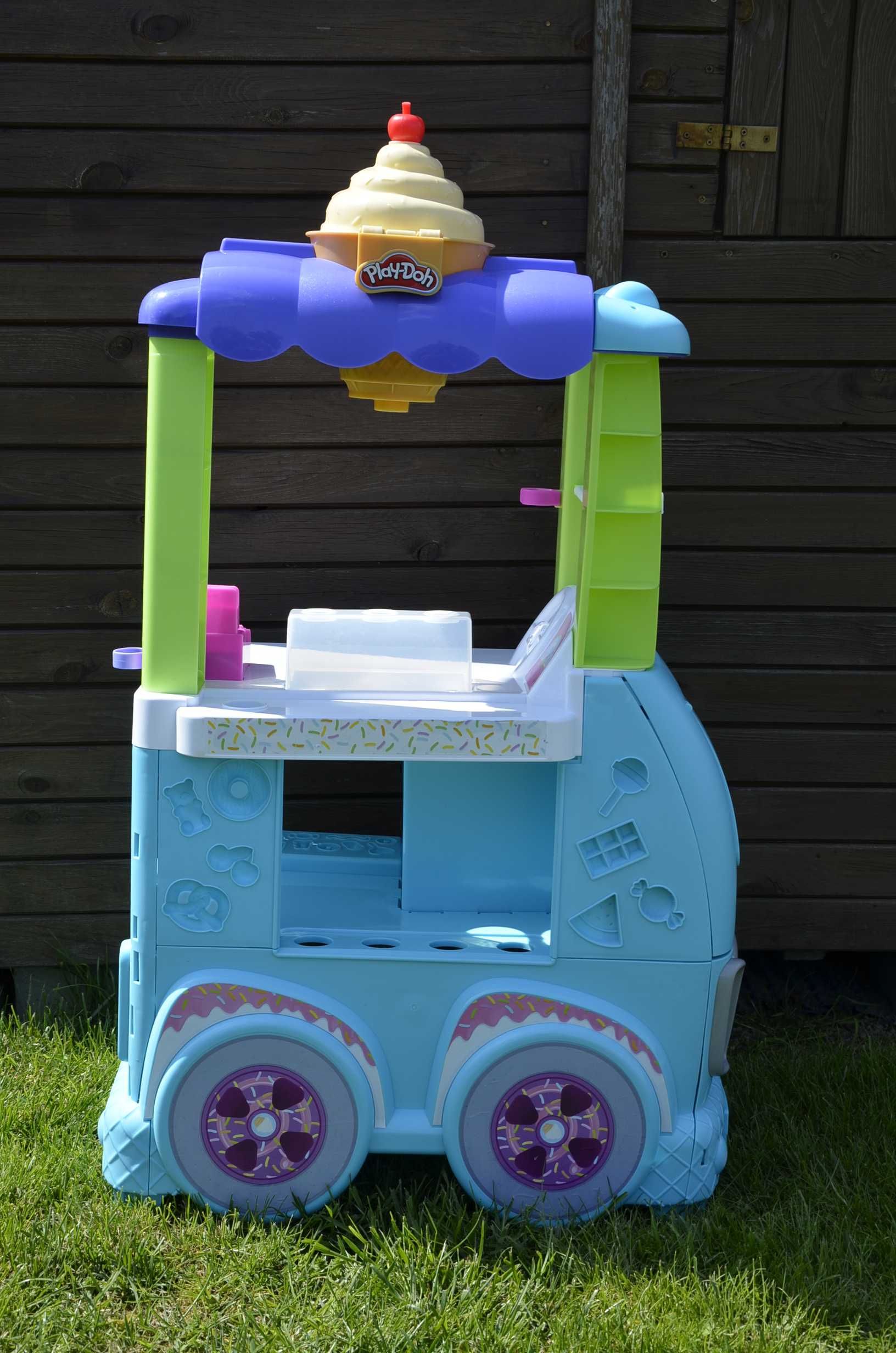 duża lodziarnia jak samochód PlayDoh