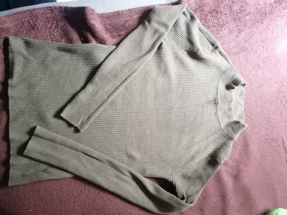 Sweter prążkowany khaki