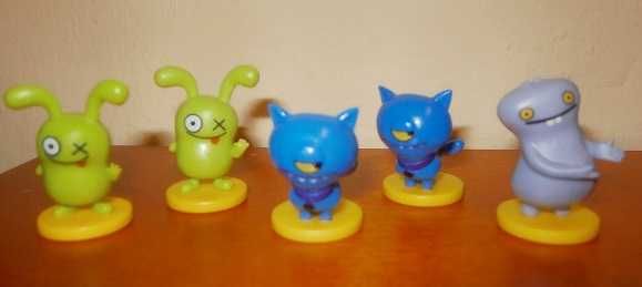 Figurki z soczków z Biedronki z różnych serii.