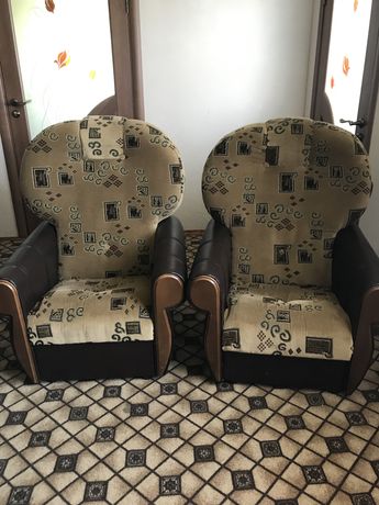 Продам м‘які крісла, журнальний столик + 2 пуфи
