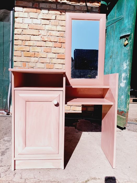 Трюмо з зеркалом