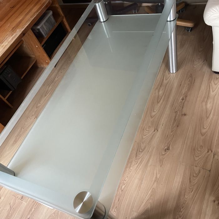 Szklany stół do salonu