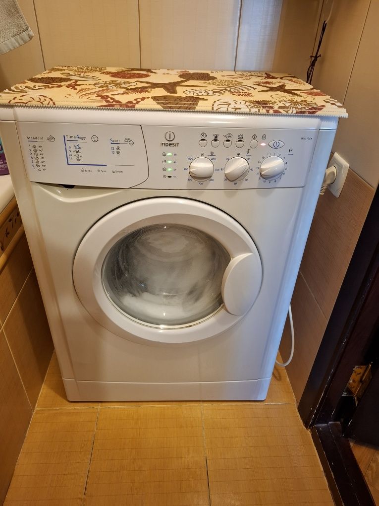 Пральна машина Indesit WISL105X