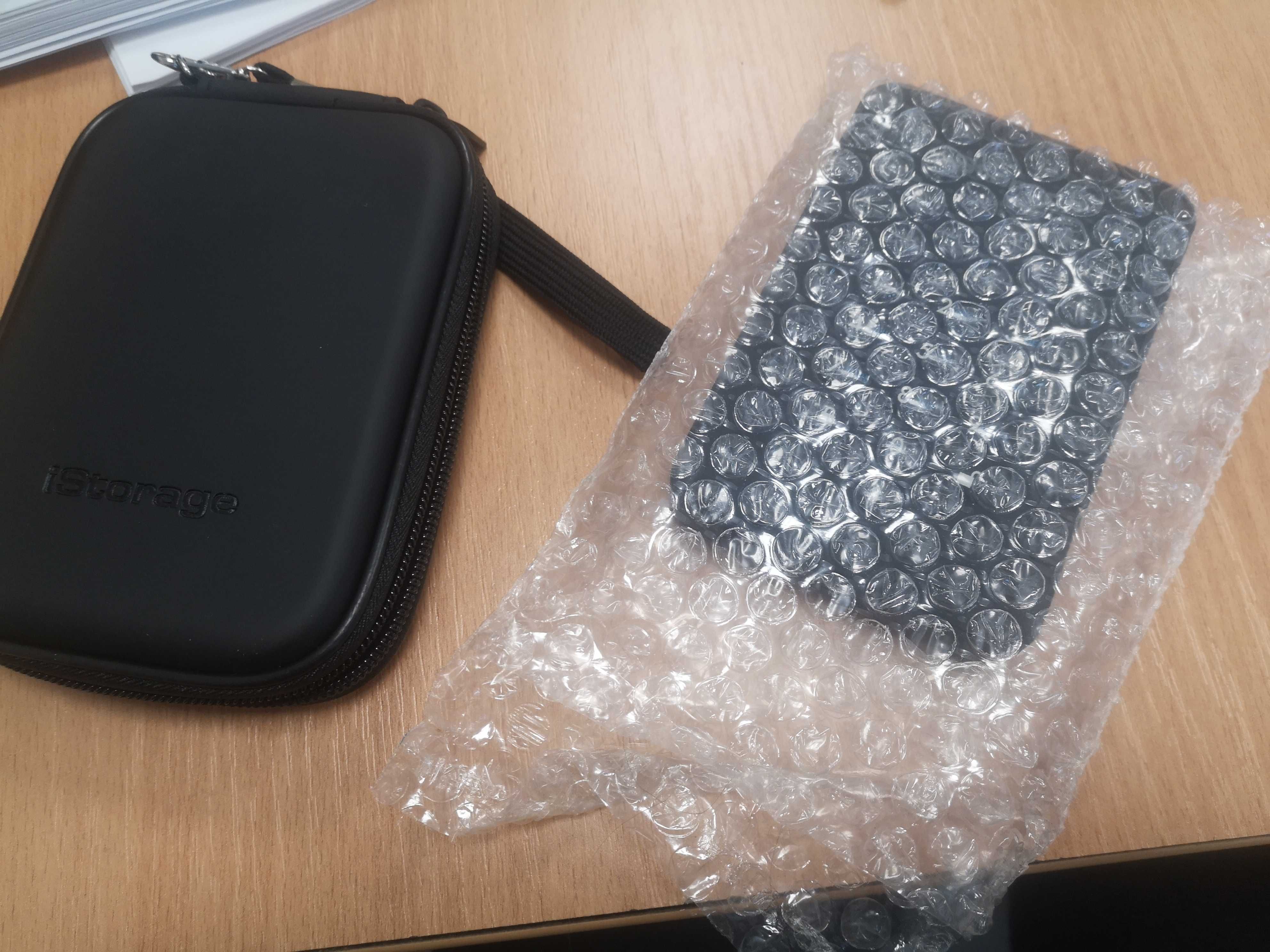 Флешка с кодом Жорсткий диск iStorage diskAshur USB 1 TB Phantom Black
