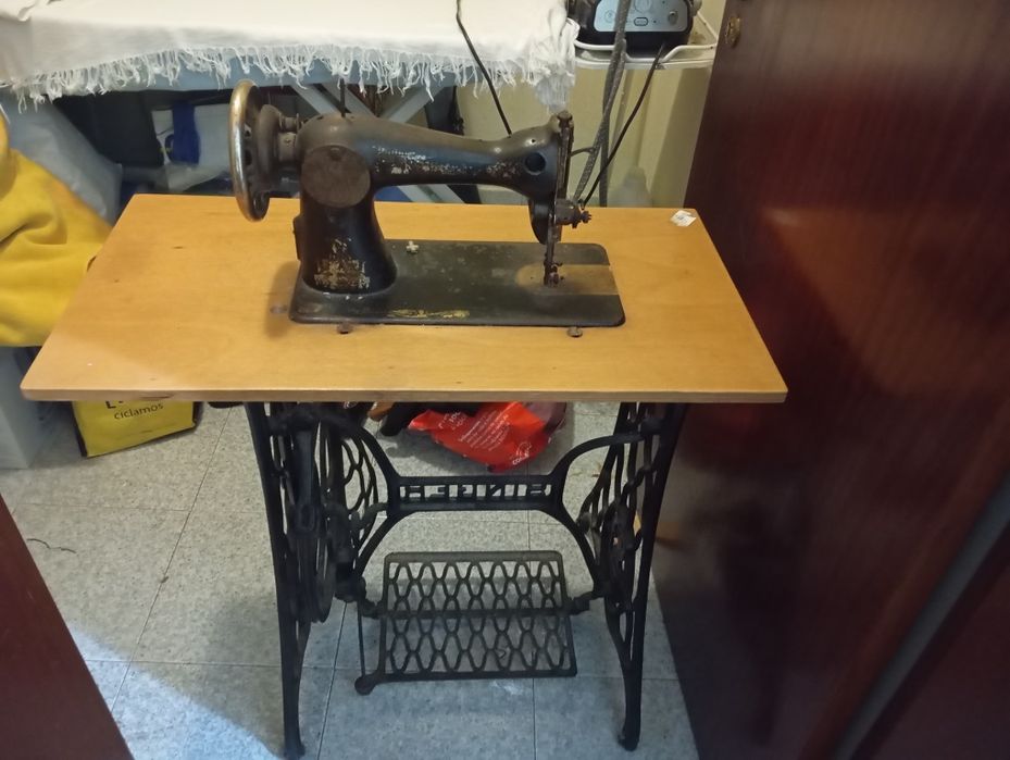Máquina de costura Singer com mesa