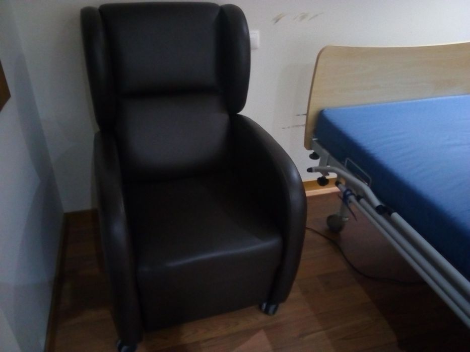 Vendo cama articulada e cadeirão