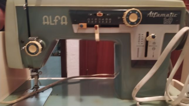 Máquina de costura elétrica Singer Alfa Modelo 109