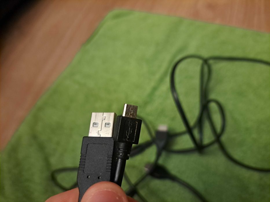 PlayStation 4 Slim 500 GB + 2 pady + 3 kable