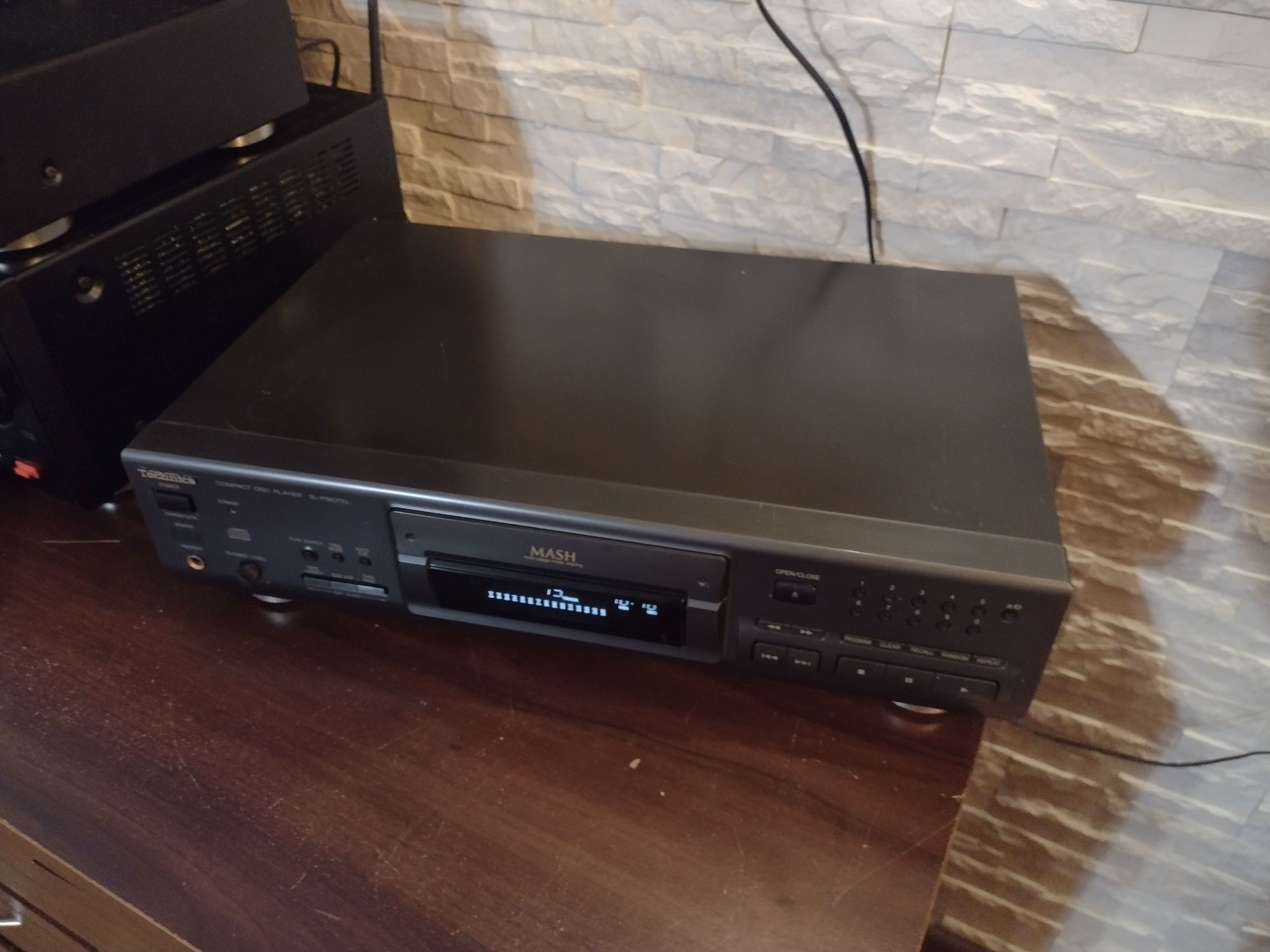 Odtwarzacz CD Technics SL-PS670D z pilotem