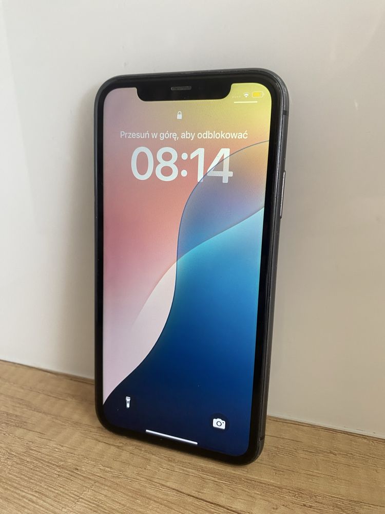 iPhone 11 64 GB plus 5 etui