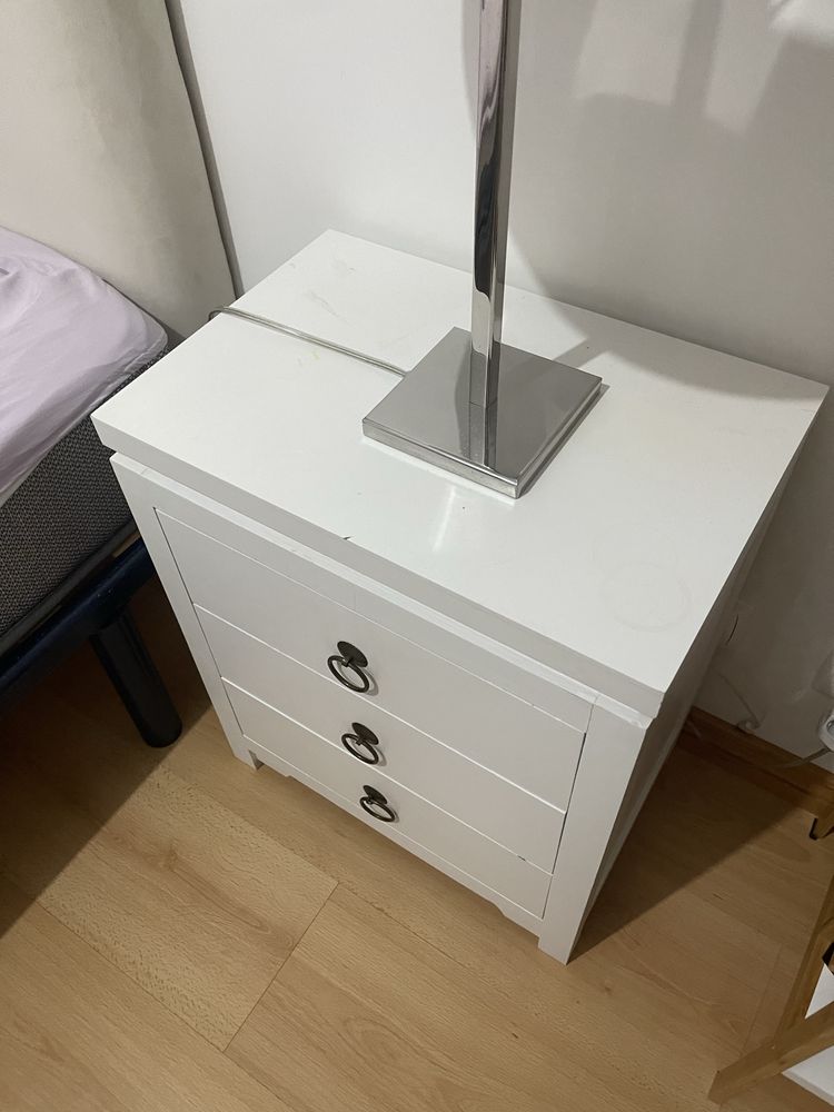 Vendo 2 mesas de cabeceira