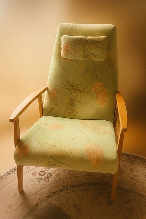 Комфортне вінтажне крісло з дерев’яними підлокітниками