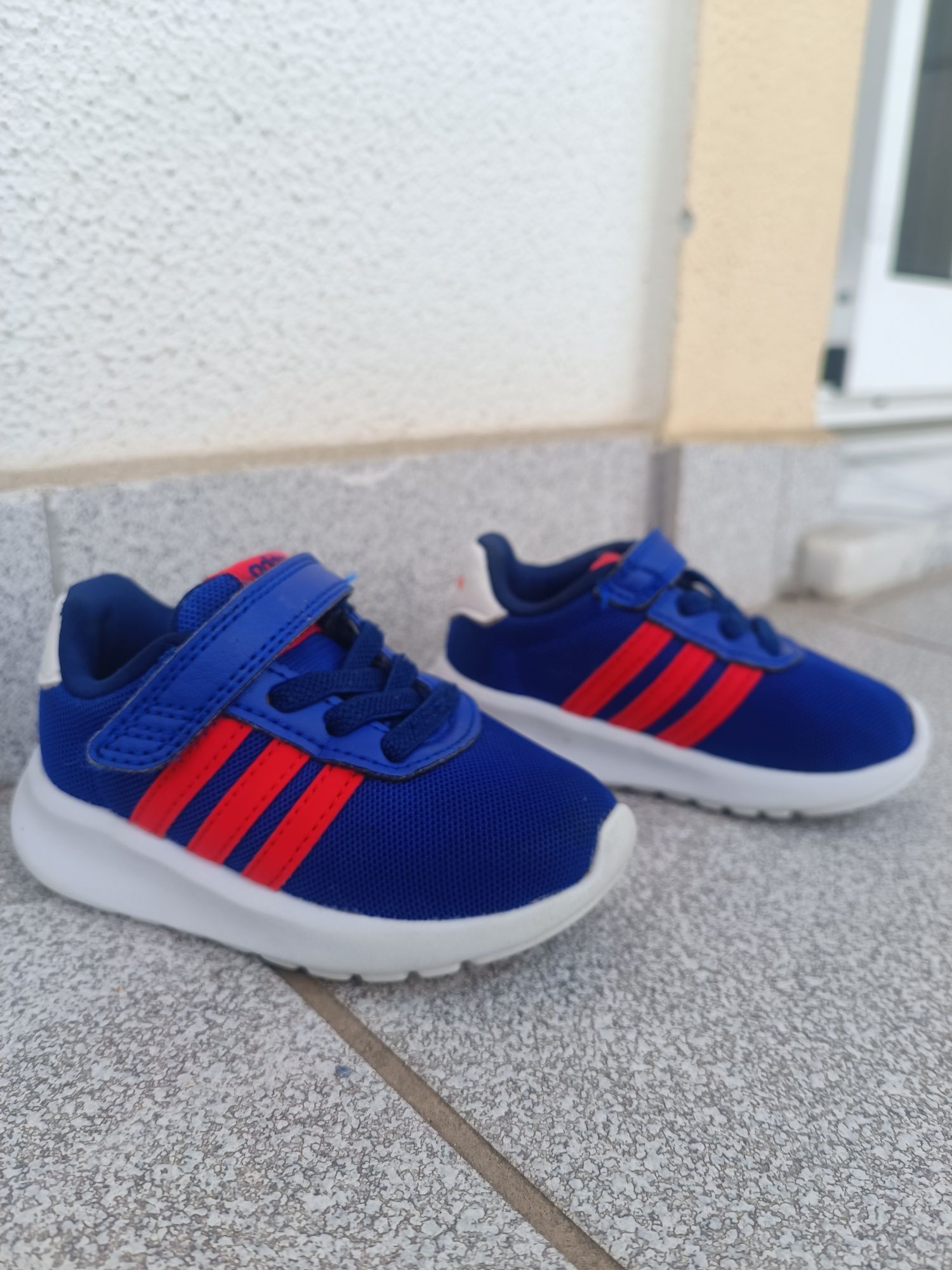 Tênis criança Adidas - como novos -.tamanho 20