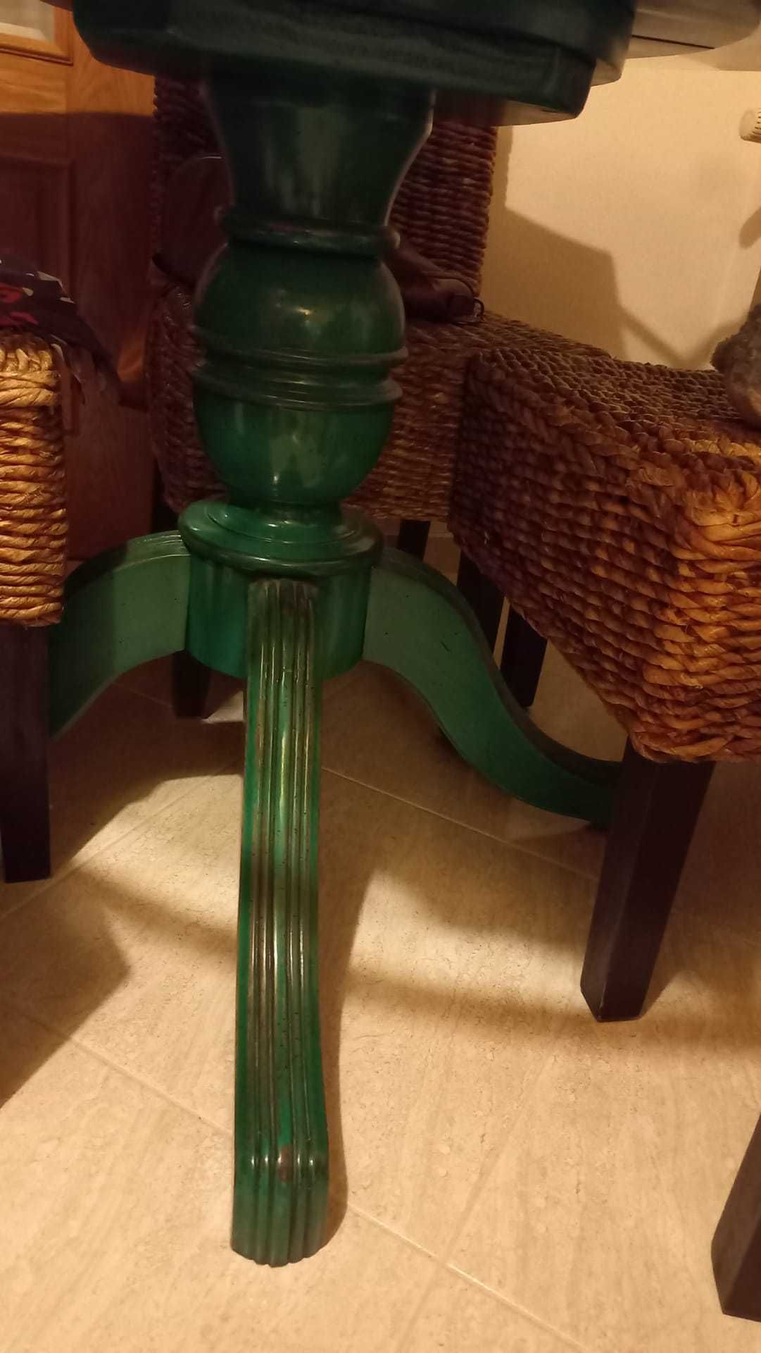 Vendo Mesa e cadeiras