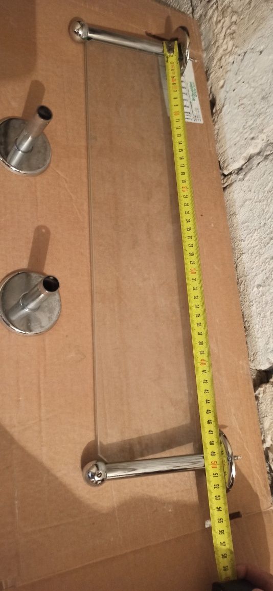 Lustro łazienkowe z lampką i półką