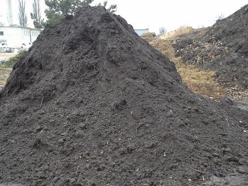 Czarna ziemia pod trawnik na podwyższenie terenu