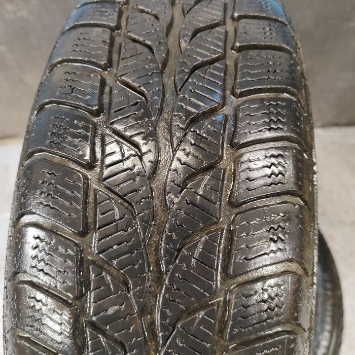Opony zimowe Uniroyal 185 60 R15  2 opony za 100zł