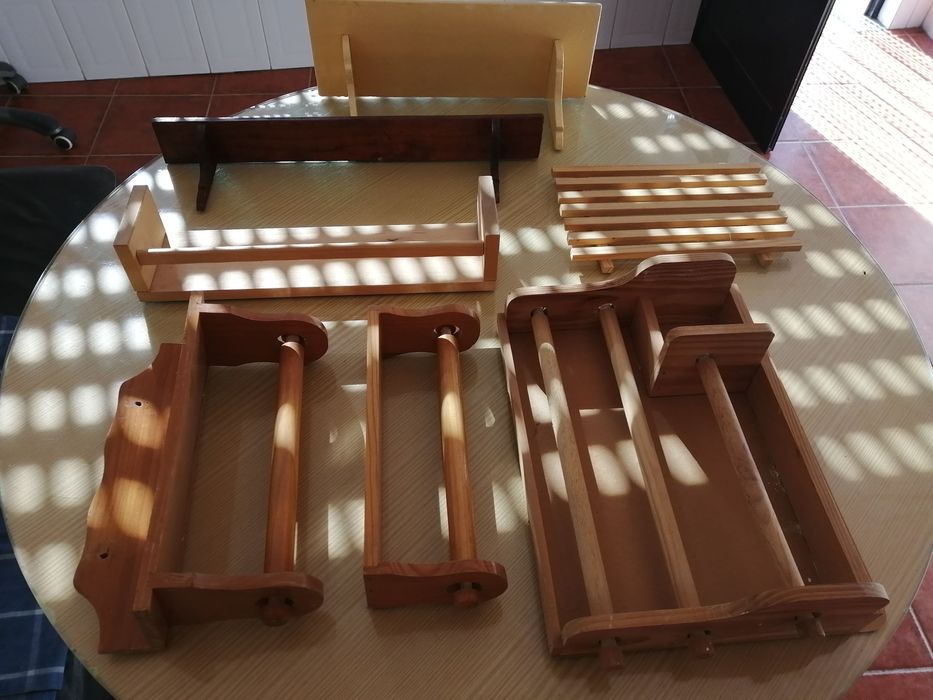 conjunto de prateleiras e suportes em madeira excelente estado