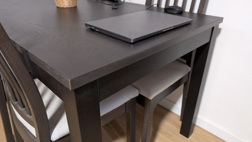 Mesa com cadeiras IKEA