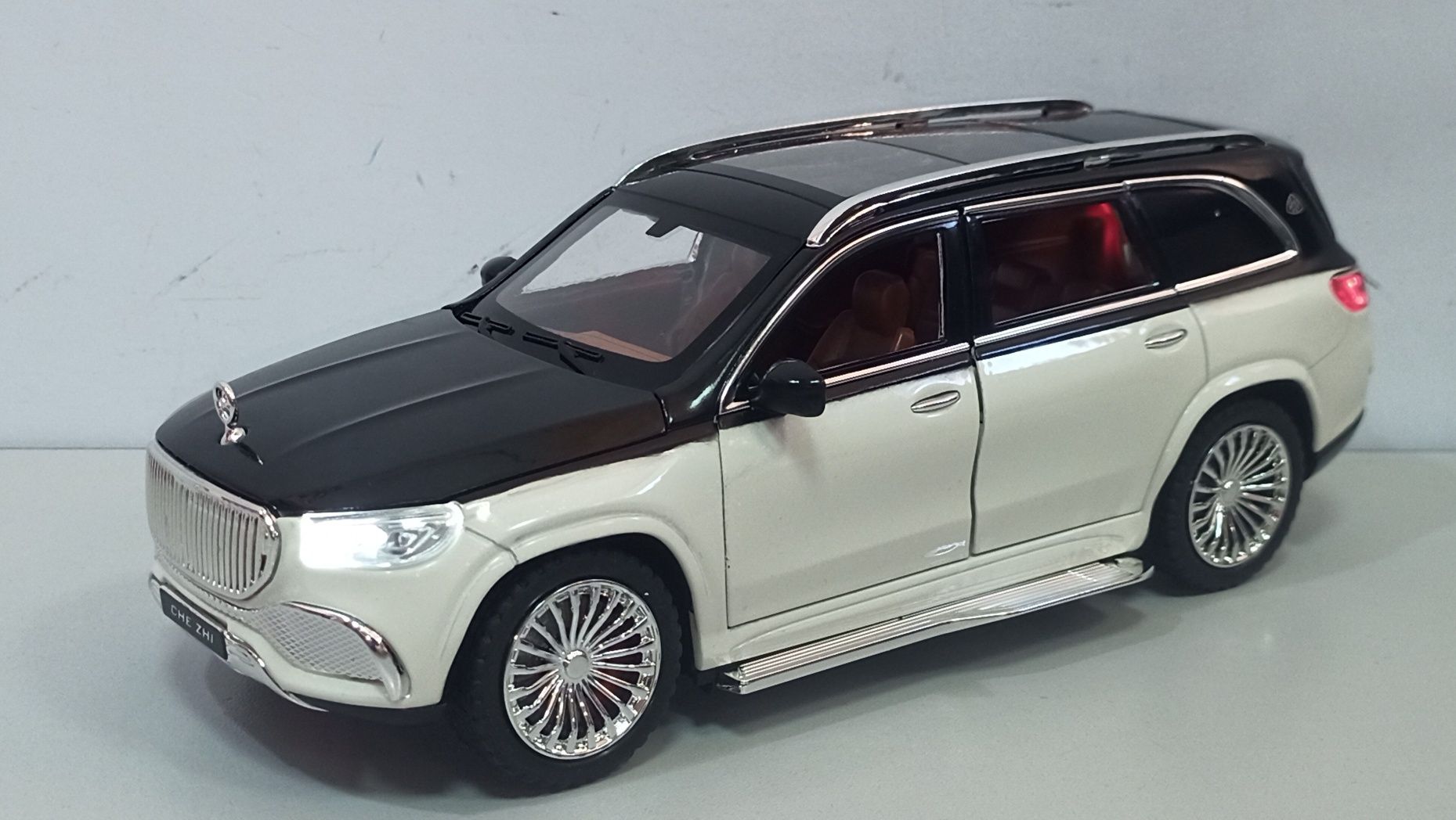 Машинка Mercedes MAYBACH GLS600 модель 1:24 CHE ZHI. Металл, звук свет