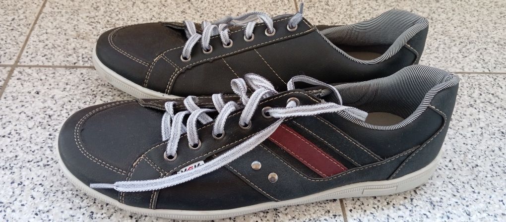 Sapatos de homem 43