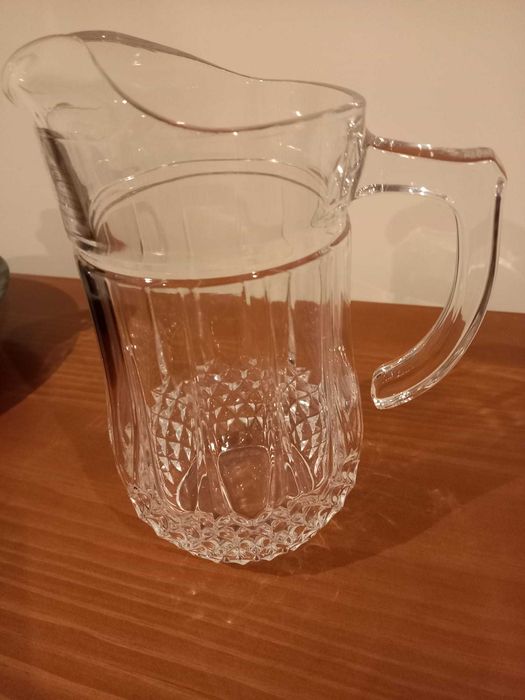 Licoreiras  antigas e caneca de mesa em cristal