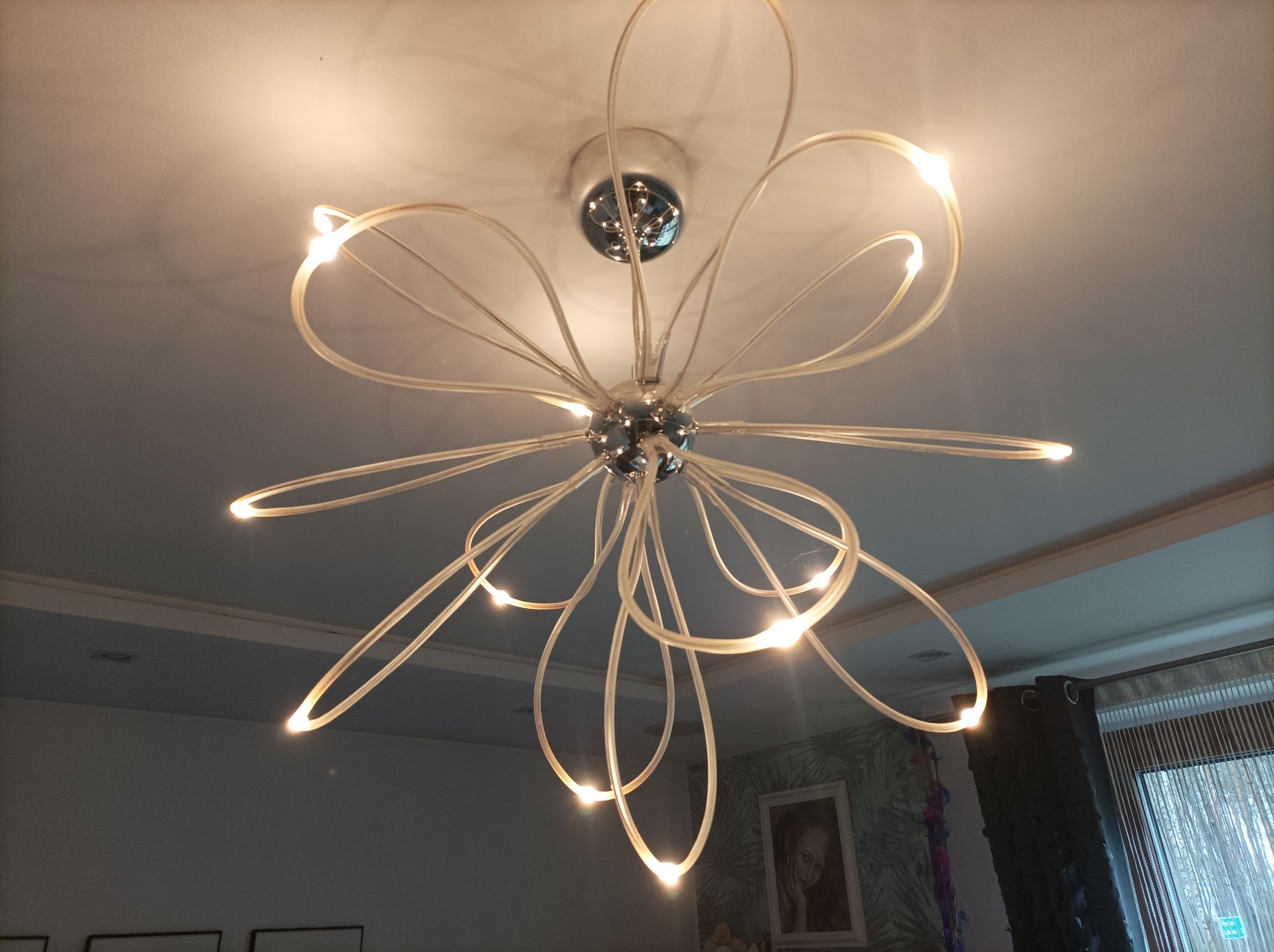 Piękna efektowna lampa żyrandol LED