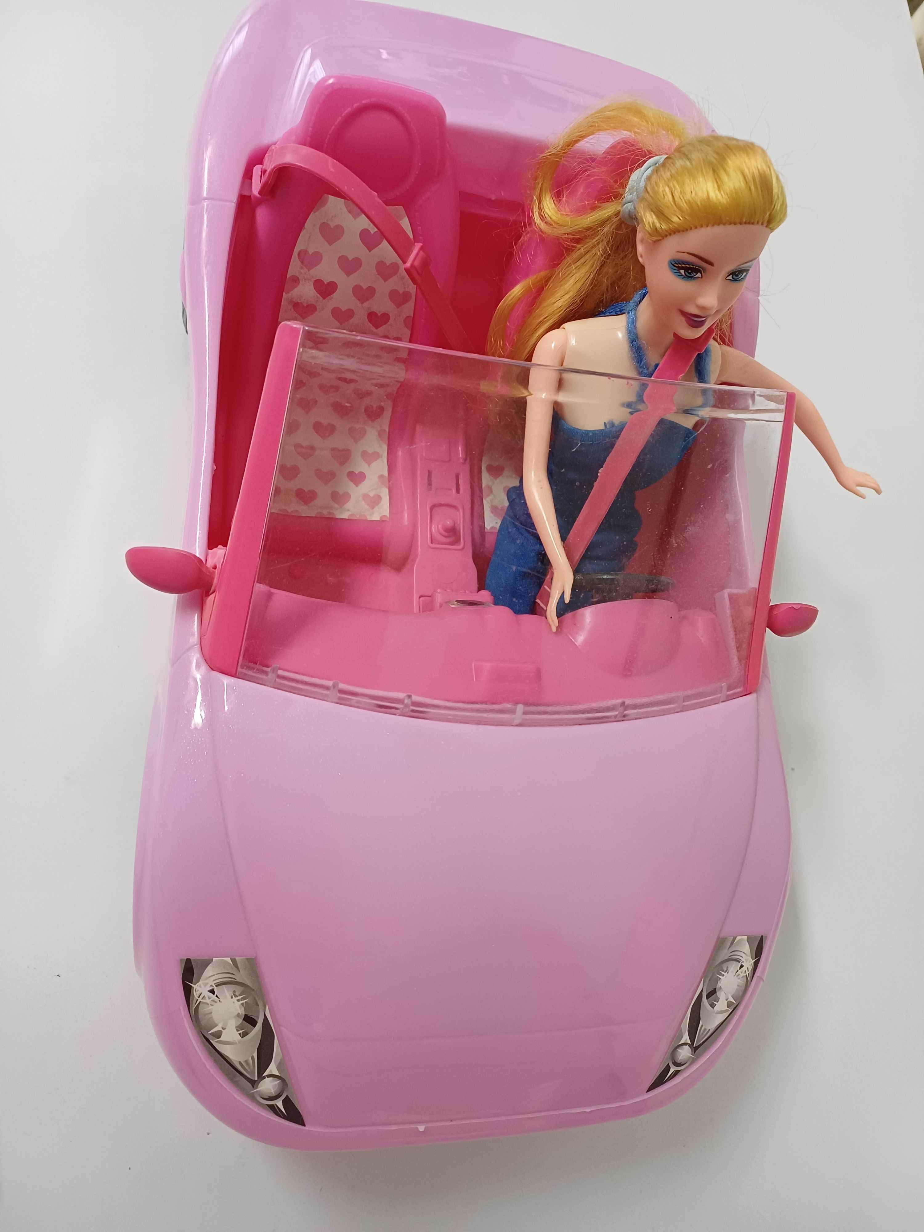 Barbie com o carro rosa