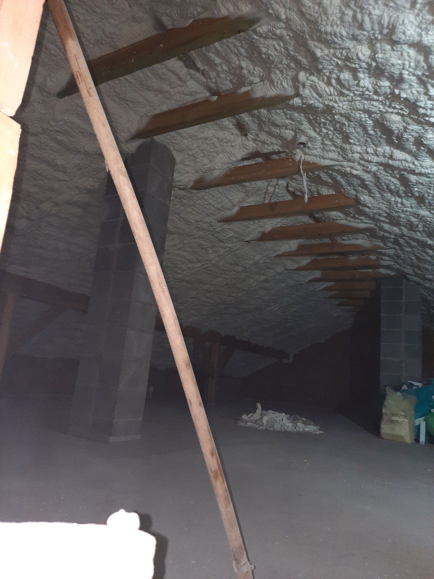 Ocieplanie pianą pur ocieplenie domu izolacja paddasza strop dachu