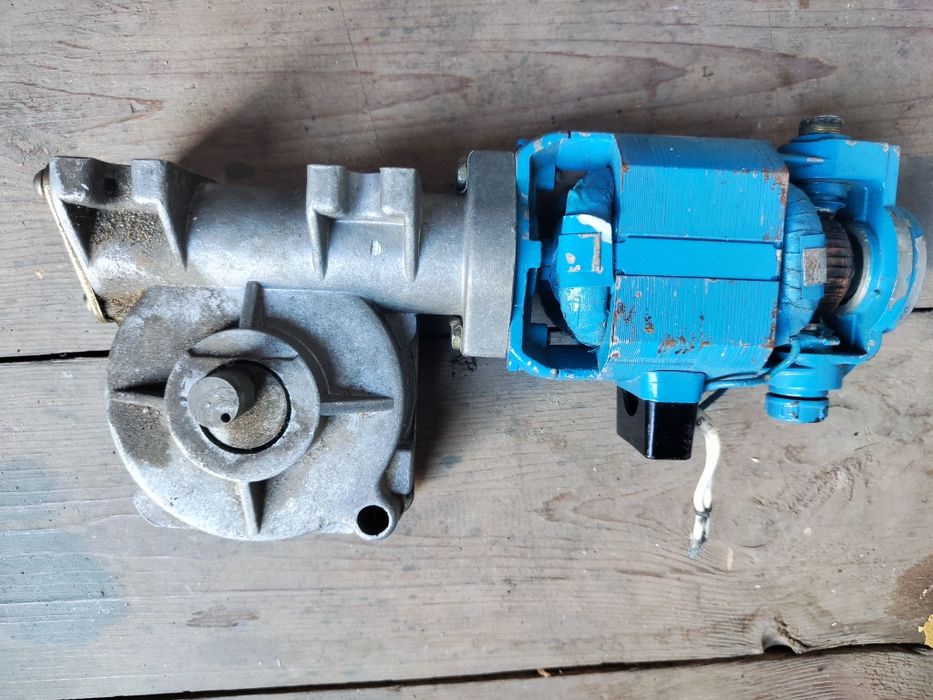 Электродвигатель (мотор) с редуктором.