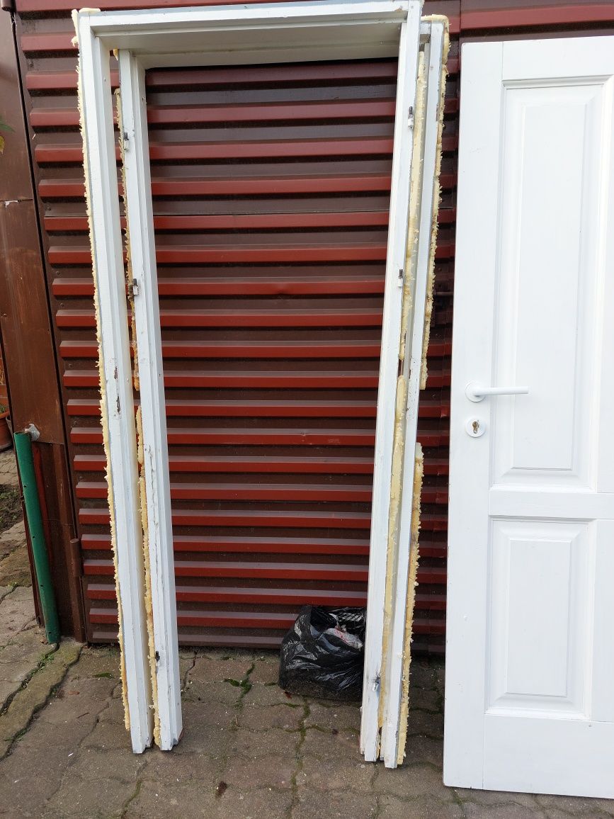 Drzwi drewniane 80 z futryną i zamkami