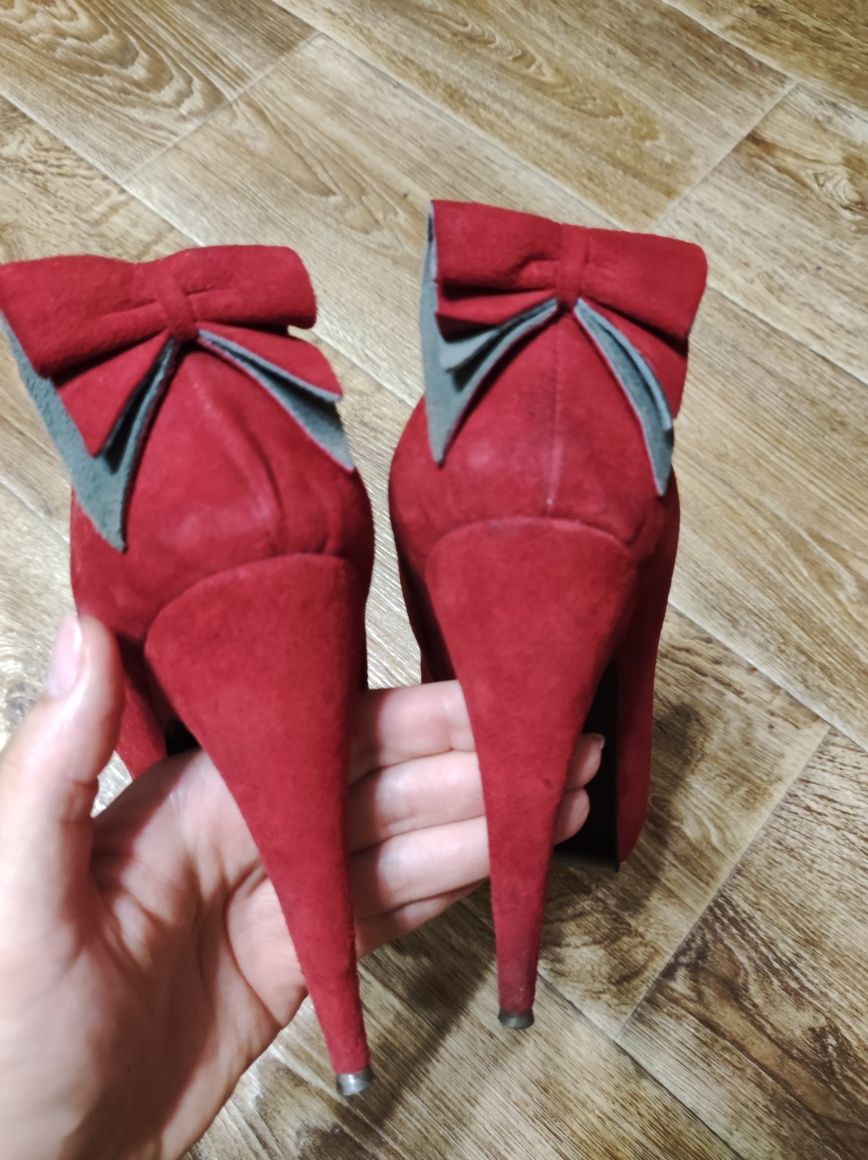 Замшевые туфли красного цвета