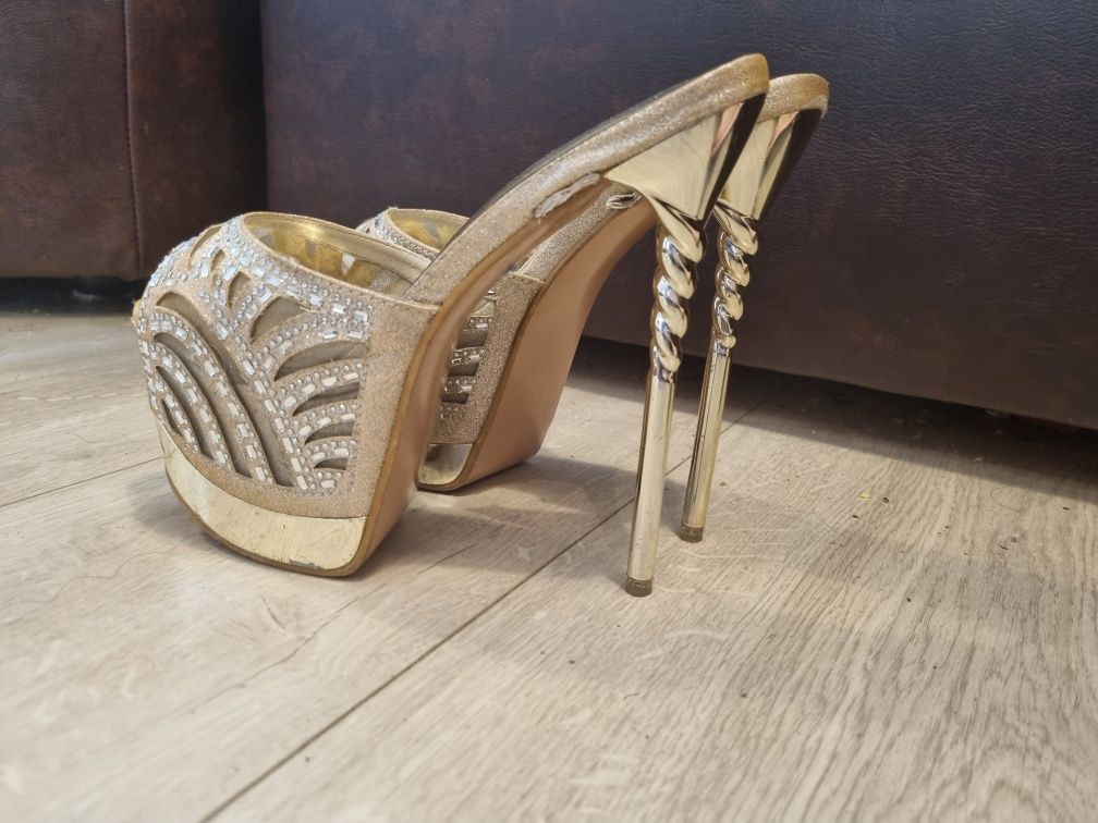 Piękne bardzo wysokie buty z cyrkoniami